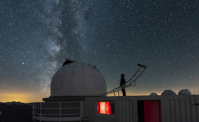 Observation de la voie lactée depuis le toit de la Station de Planétologie des Pyrénées à l’Observatoire du Pic du Midi. Sous la coupole Gentilly, une caméra infrarouge HDR (High Dynamic Range : à très haute dynamique), développée par David Darson et montée sur le télescope T1m, enregistre des données sur le système solaire. Le ciel pur du site, classé Réserve internationale de ciel étoilé (RICE), offre des conditions idéales à David Darson pour tester cette caméra en partenariat avec François Colas, astronome responsable du T1m. La caméra infrarouge HDR nouvelle génération utilise une évolution de la technologie HDR qui fait apparaître les zones de faible et de forte luminosité, non plus par combinaison de plusieurs images prises avec des temps de pose différents, mais avec un procédé qui choisit les temps de pose pixel par pixel, sur une seule et unique image. Une innovation qui réduit drastiquement la consommation de ressources (mémoire, calculs) et les besoins de stockage de l'appareil. UMR8028 Institut de mécanique céleste et de calcul des éphémérides ,UMR8023 Laboratoire de physique de l'ENS ,EMR6000 Vision pour la Robotique 20200014_0016